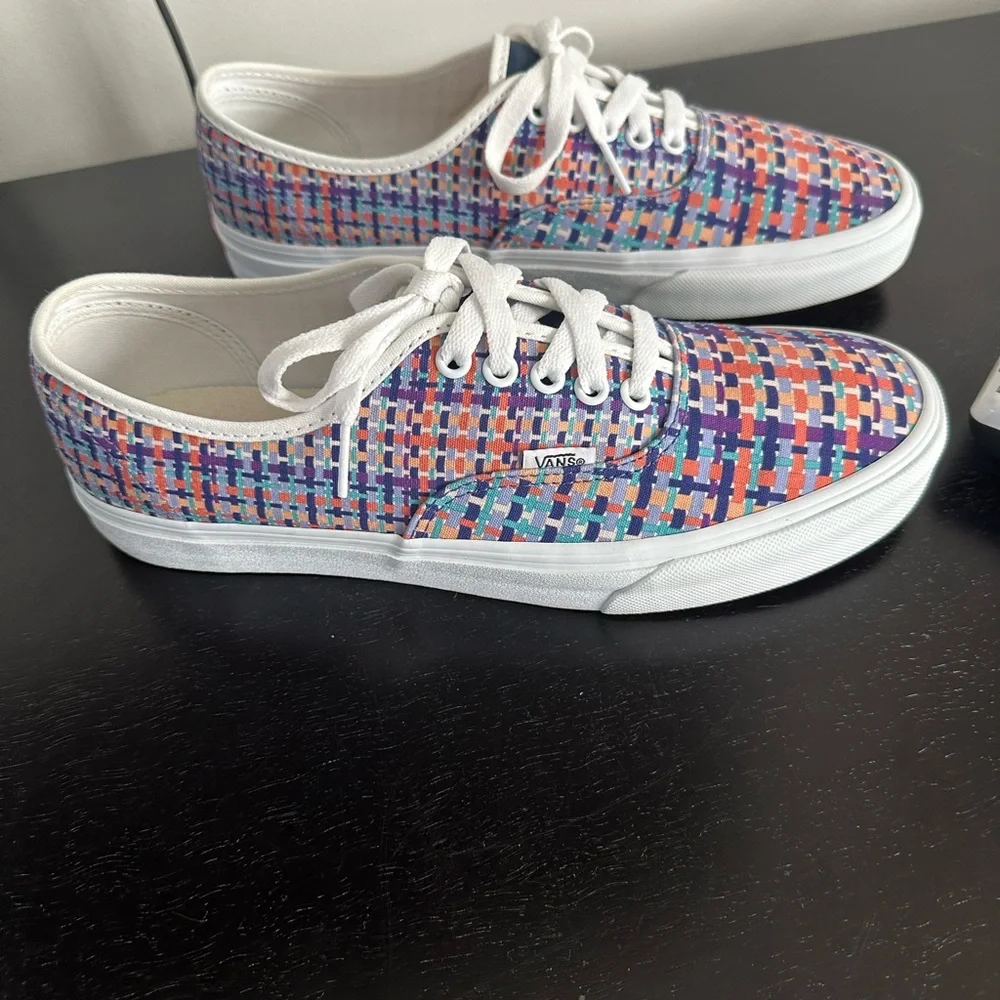 Unisex Vans tennis shoes. Mens 9, Women’s 10.5 - Picture 2 of 3